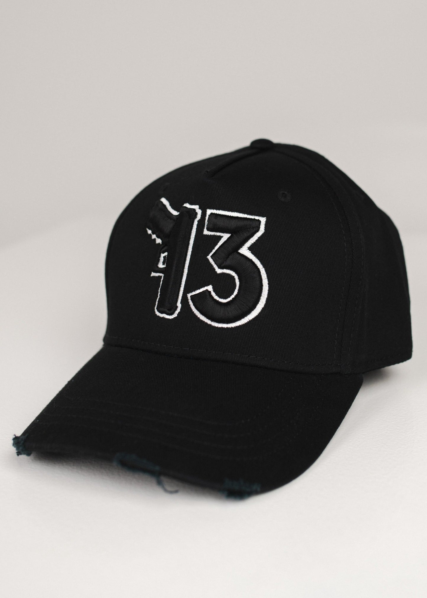 Kepurė su snapeliu plėšyta "13 white&black"