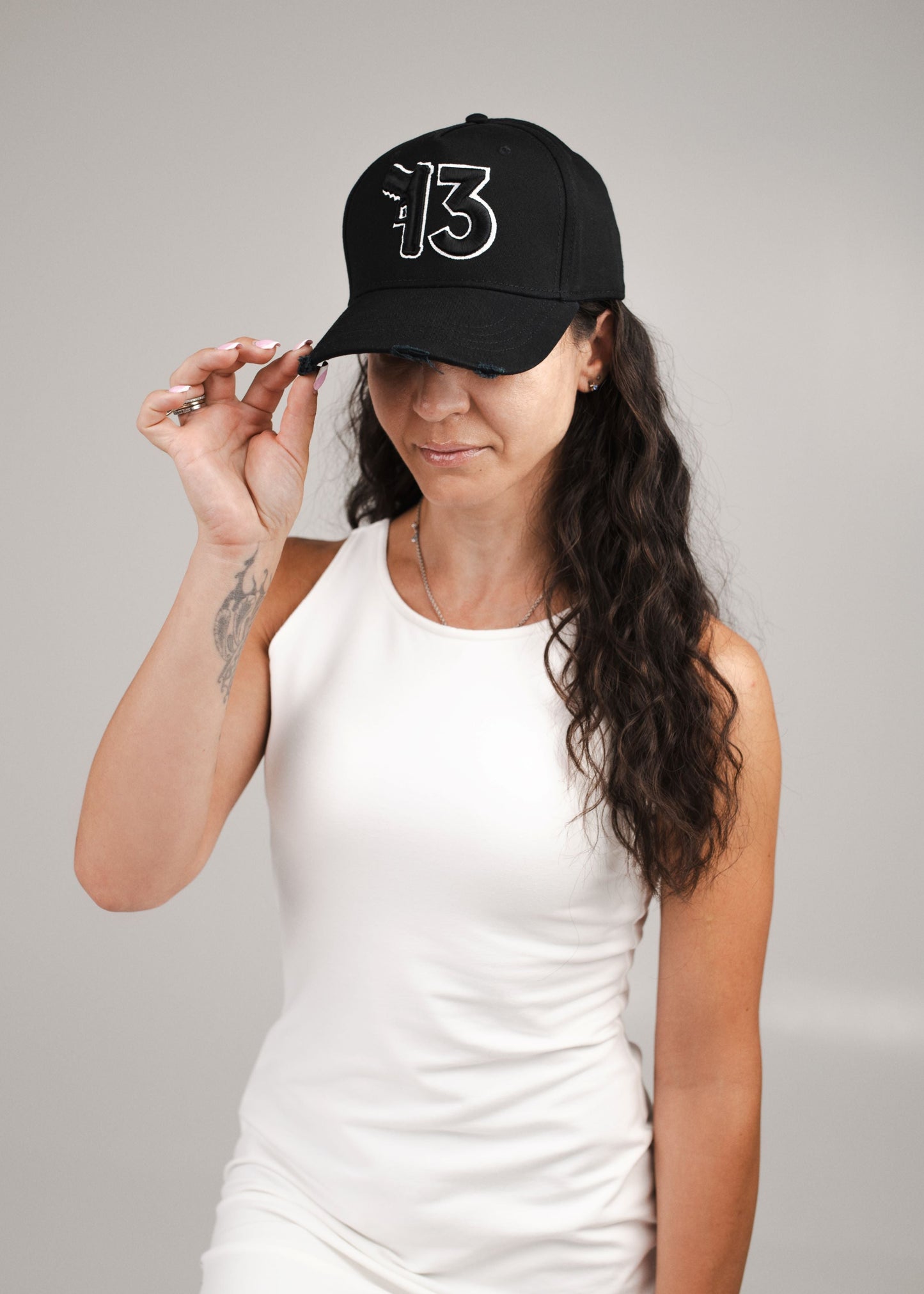 Kepurė su snapeliu plėšyta "13 white&black"