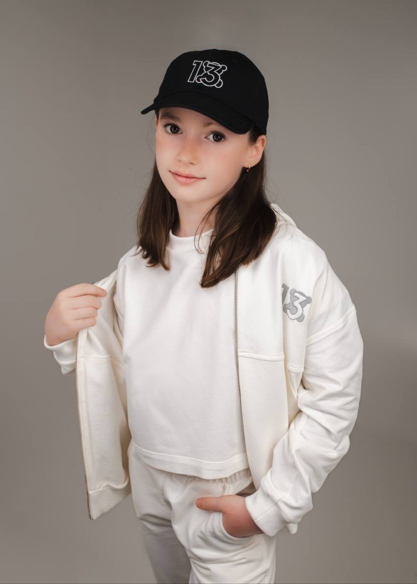 Vaikiška kepurė su snapeliu"MY 13 Teddy White "