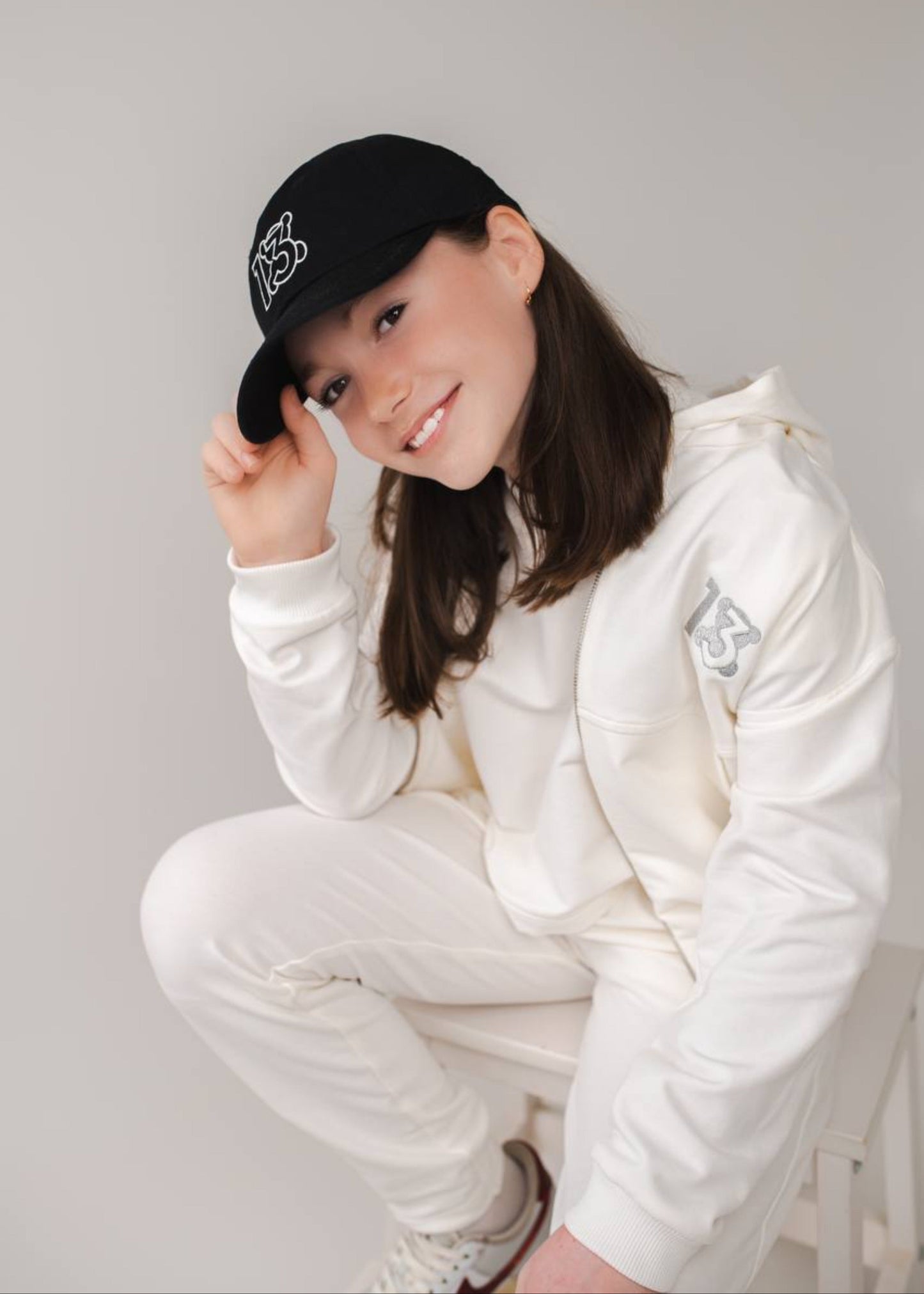 Vaikiška kepurė su snapeliu"MY 13 Teddy White "