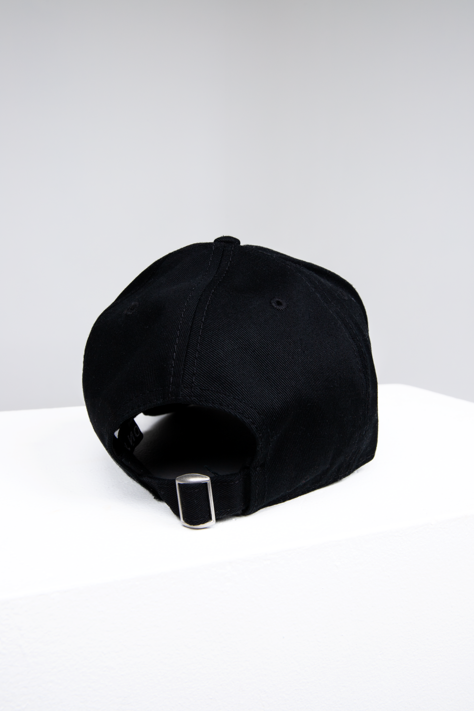juoda kepure nuo saules